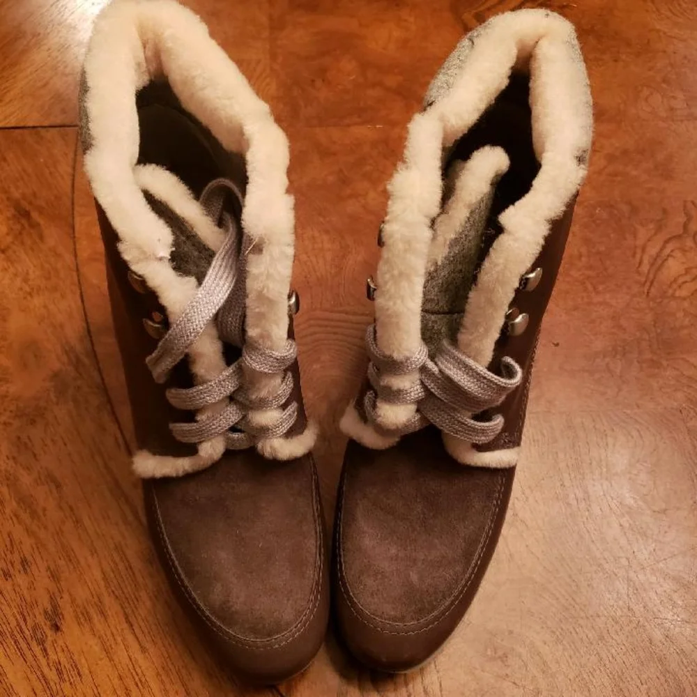 NWOT Cole Haan Gray Taupe Leather Fur Lined Lace Up Ankle Shoes Boots Size 8 - Picture 2 of 4